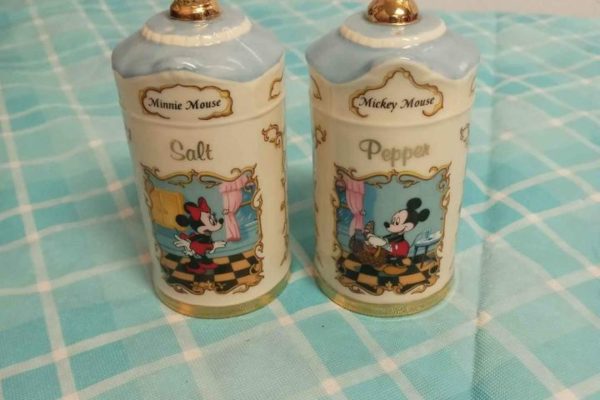 A Very Nice Set Mickey&MinnieMouse Salt & Pepper Shakers 