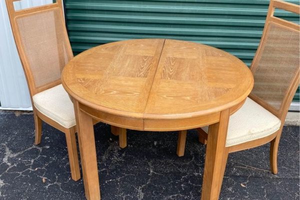 Table with 2 chairs